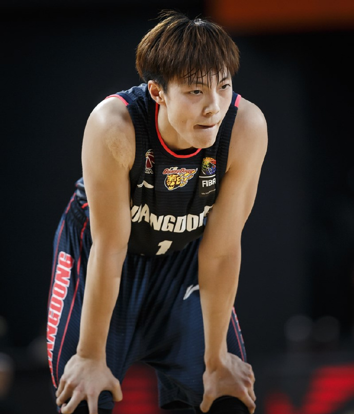 爱游戏中国-亚冠赛程吃紧，深圳男篮今夜篮板制胜，气氛紧张，轮换策略成焦点的简单介绍