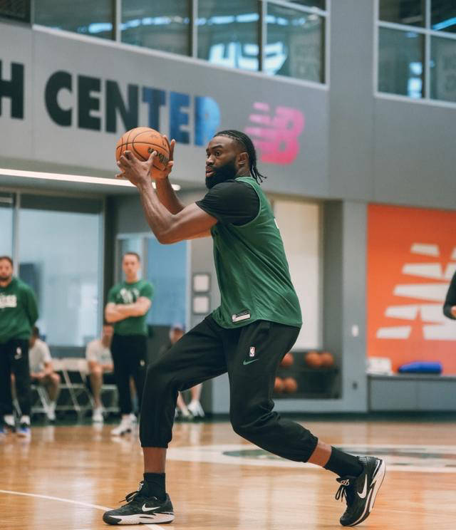爱游戏平台-包含NBA总决赛赛程吃紧，波士顿凯尔特人冲刺阶段防线松动，气氛紧张，训练强度明显提升的词条